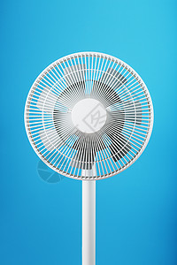 白色电扇 现代设计 以蓝色背景冷却室内的热风扇空气呼吸机状况冷却器电气桌子螺旋桨车削护发素温度图片