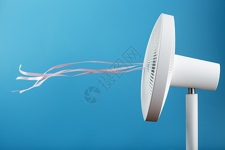 电扇是白色的 粉色丝带 在蓝色背景的风中飘动冷却器冷却状况空气螺旋桨器具墙纸金属季节呼吸机图片