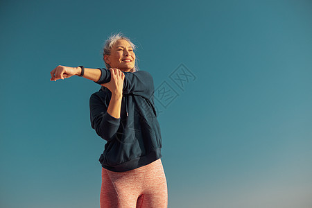 笑容的女士在温暖的天气 在海岸边锻炼耐力身体微笑海滩活力快乐训练运动成人手表图片