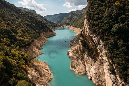 美丽的峡谷风景 有绿绿河和森林 西班牙加泰罗尼亚的Rebei山峰旅游蓝色顶峰悬崖公园山脉环境岩石荒野冒险图片