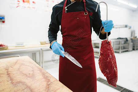 屠夫拿着肉钩去切和卖食物施工工作鱼片零售标志男人屠宰场微笑红色图片
