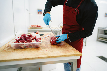 屠夫拿着肉钩去切和卖鱼片工作牛肉屠宰场职业产品男人商业施工店铺图片