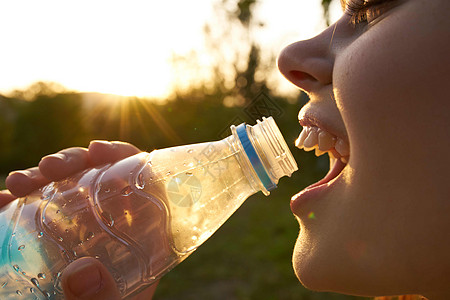 喝着来自夏令之渴的瓶装水图片