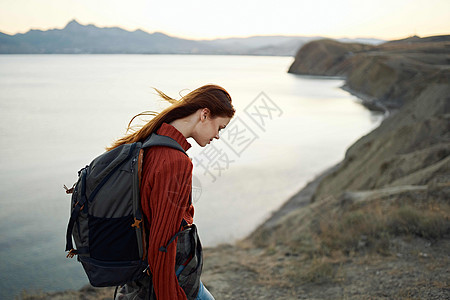 积极休闲旅行性质; 在山区旅游的女游客背包图片