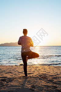 年轻健康的女人 在日出时在海滩上做瑜伽生活女士身体太阳活力女孩平衡日落女性成人图片