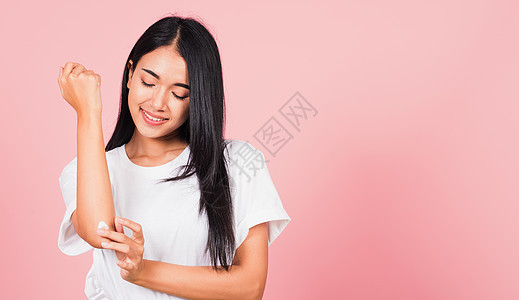 女人用乳液化妆润湿剂奶油膏 在手肘上清洁化妆品女孩治疗女性卫生手臂弯头手指保湿图片
