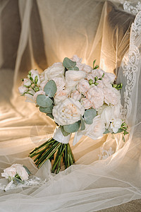 露天的玫瑰花朵和鲜花织成的花束幸福花艺风格订婚已婚装饰婚礼新娘作品捧花图片