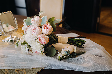 露天的玫瑰花朵和鲜花织成的花束幸福已婚风格订婚婚礼新娘仪式裙子花艺喜悦图片