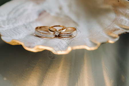 一对金婚戒指 两只结婚戒指周年礼物珠宝镜子订婚配饰反射新娘庆典仪式图片