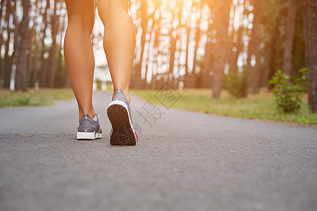 跑在森林里跑步石头火车训练公园耐力运动员女孩运动装娱乐图片