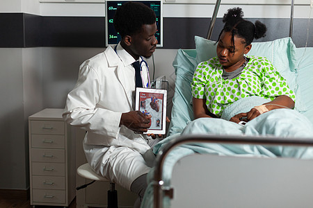非洲美洲心脏病医生 持有平板药 解释心脏射线摄影学图片