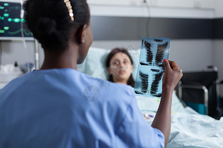 专业护士 负责检查提供医疗保健服务的胸部X射线肺透射线系统图片