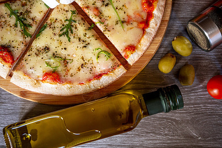 与奶酪番茄 马扎雷拉和橄榄的比萨饼蔬菜饮食午餐木头圆圈乡村美食面团香料小吃图片