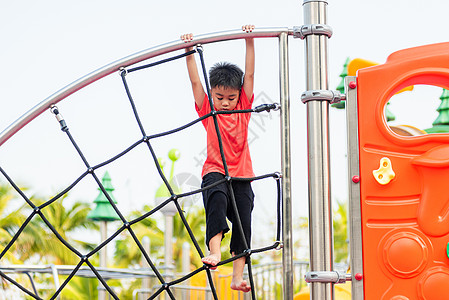亚裔儿童笑着玩攀爬户外游乐场校园绳索孩子童年乐趣幼儿园孩子们金发男生吸引力图片