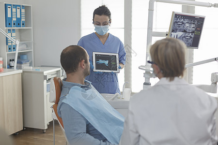 戴面罩的牙医助理 显示牙齿射线摄影面具牙科治疗照相卫生口服疼痛x射线药品诊断图片