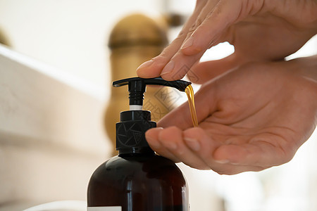 女孩用肥皂洗手身体瓶子奶油浴室工具凝胶泡沫洁净消毒消毒剂图片