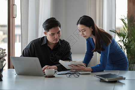 商界人士与同事讨论会议计划分析财务文件数据图表和图表以及成功的团队合作理念报告投资公司推介会头脑女士项目工作电脑营销图片