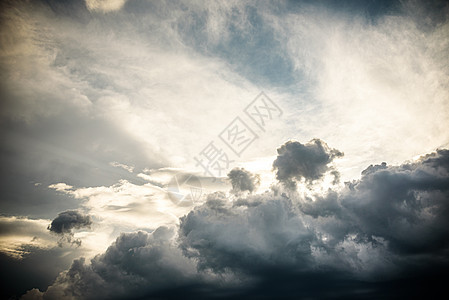雨前的黑暗天空中充满乌云危险积雨气候空气场景气象天气压力气氛力量图片