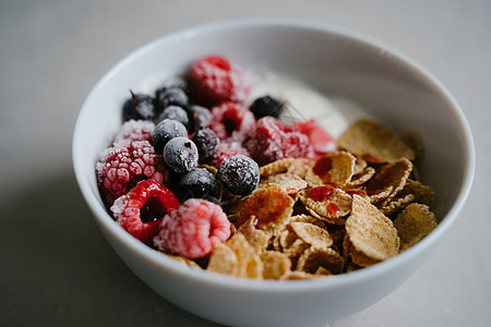 带浆果 麦片和天然酸奶的健康的早餐杂粮谷物盘子甜点森林饮食桌子水果牛奶覆盆子图片