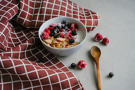 美味和健康的早餐 天然酸奶 麦片和浆果 木勺覆盆子营养毛巾桌子牛奶植物森林勺子食物甜点图片