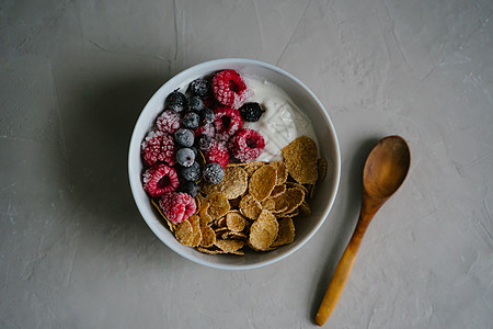 带浆果 麦片和天然酸奶的健康的早餐桌子森林谷物营养毛巾甜点水果食物杂粮菜肴图片