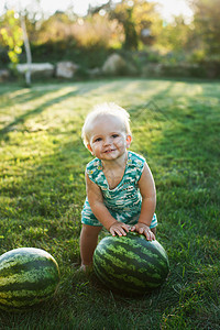 小男孩 西瓜 坐在草地上院子微笑水果关心孩子食物童年女孩幸福午餐图片