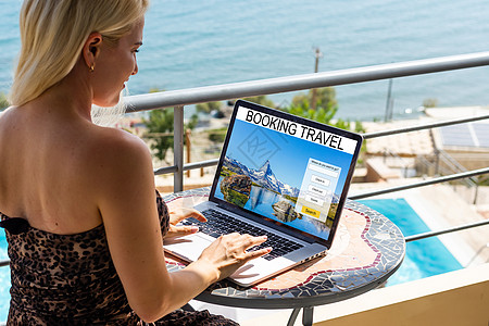 在线预订概念 旅行规划服务屏幕机构女士房间电脑酒店公寓商业海滩图片