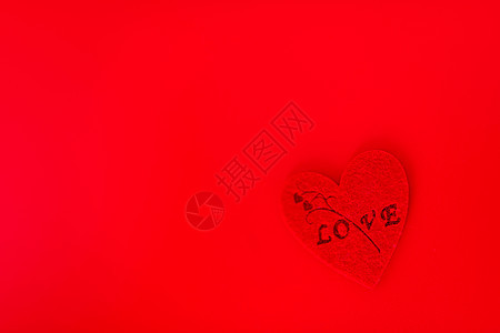 情人节将红心钉在红色背景上婚礼礼物幸福生日纪念日装饰品假期展示卡片周年图片