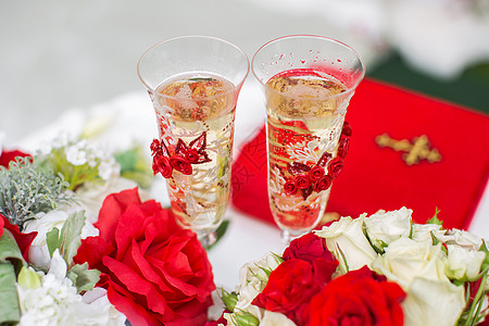 香槟杯 户外婚礼仪式 红色花花的布束风格小袋庆典婚姻玫瑰花束接待街道森林装饰图片