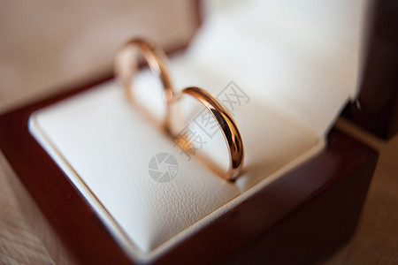 在一个木盒子里戴优美的金结婚戒指珠宝珠宝商奢华木头戒指盒花束钻石婚礼宝石宏观图片