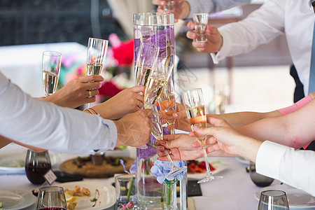 庆祝 饮食和节日概念     手缠葡萄酒杯朋友们午餐快乐饮料餐厅食物玻璃服务员桌子闲暇图片