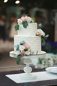 婚礼上新婚夫妇的结婚蛋糕很漂亮 生日蛋糕在宴会上吃接待生日仪式派对奢华桌子风格奶油庆典玫瑰图片