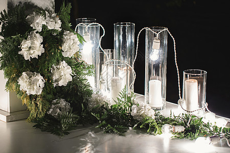 婚礼装饰 精细的花朵和燃烧的蜡烛假期婚姻环境花束风格仪式芦苇奢华乡村公园图片
