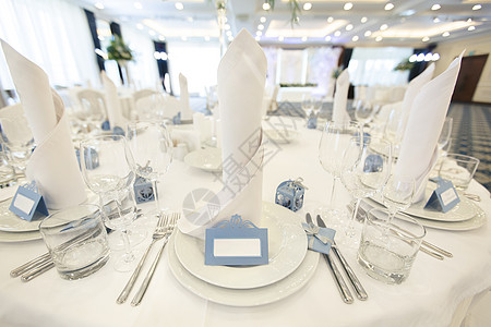 在餐厅的婚礼宴席上 以客人名字命名的漂亮布置 请客名盘子派对婚姻风格花束奢华玻璃纺织品椅子玫瑰图片
