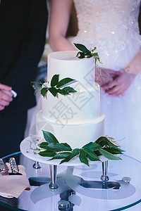婚礼上新婚夫妇的结婚蛋糕很漂亮 生日蛋糕在宴会上吃婚姻派对装饰奶油风格餐饮玫瑰庆典仪式接待图片