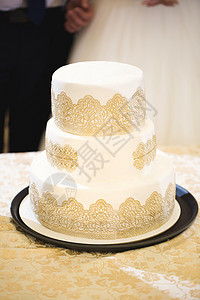 婚礼上新婚夫妇的结婚蛋糕很漂亮 生日蛋糕在宴会上吃生日庆典餐饮食物仪式奢华玫瑰接待装饰桌子图片
