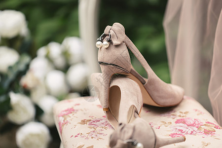 新娘在庆典当天早晨的优美婚纱首饰女伴婚姻桌子订婚钻石鞋类椅子金子脚跟花束仪式图片