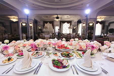 餐厅里有盘子的婚礼宴会餐桌接待食物服务桌子银器餐巾环境桌布玻璃假期图片