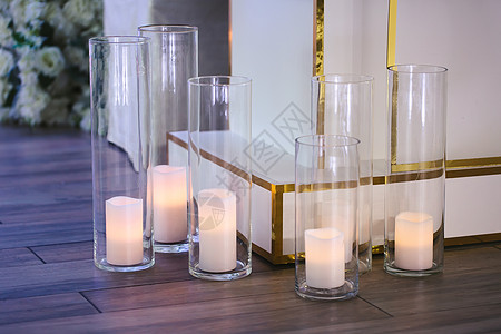 在地板上用玻璃花瓶烧着白蜡烛 婚礼的舒适装饰品图片