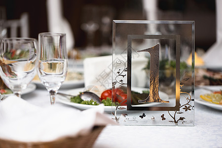 宾客桌号 餐厅的婚礼桌玻璃数字装饰蜡烛假期陶器派对桌布奢华中心背景图片