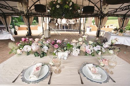 在餐厅的婚礼宴席桌布置漂亮 美极了服务餐饮桌面宴会风格午餐环境食物装饰花束图片