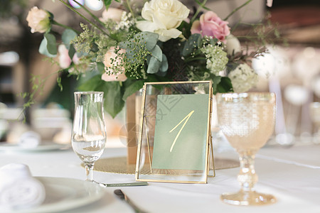 宾客桌号 餐厅的婚礼桌假期玻璃盘子蜡烛陶器乡村装饰品桌布仪式宴会图片