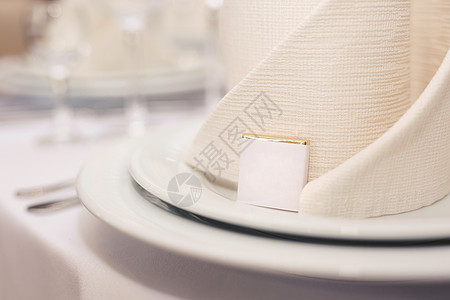 在餐厅的婚礼宴席桌布置漂亮 美极了服务玻璃设置假期接待桌子餐饮婚姻午餐餐巾图片