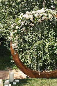 有花瓣和蜡烛的婚礼拱门庆典仪式新娘奢华乡村椅子玫瑰森林圆圈叶子图片