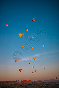 土耳其卡帕多西亚天空中亮热气球蓝色工作悬崖日落空气时间蜜月游客吸引力美丽世界图片