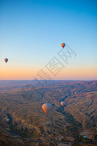 土耳其卡帕多西亚天空中亮热气球时间飞机理念吸引力蓝色空气美丽世界旅行自由日落图片