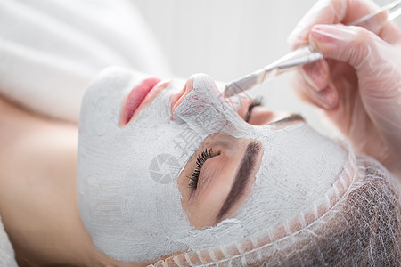 面部去角质面膜 水疗美容 护肤 美容师在 spa 沙龙接受面部护理的女人卫生毛巾面具女孩保健皮肤药品女士呵护身体图片