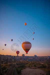 土耳其卡帕多西亚天空中亮热气球旅游旅行悬崖游客岩石吸引力火鸡蓝色自由娱乐图片