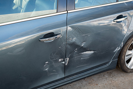 汽车门把手事故发生后蓝色汽车的金属板损坏背景