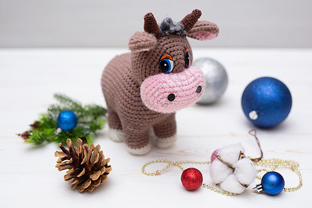 一只编织的公牛 作为新年象征的柔软玩具数字日历乐趣钩针线索配饰纺织品动物奶牛羊毛图片